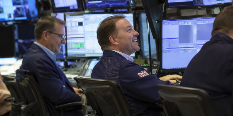 UK stocks gain as easing oil prices lift investor sentiment