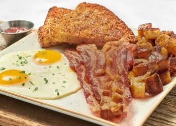 Popular breakfast chain bets on golf to drive growth