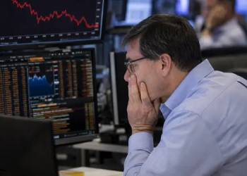 UK equities hover at three-week lows as investors assess global risks