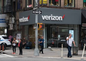 Verizon acquires 35-year-old wireless carrier as it shuts down