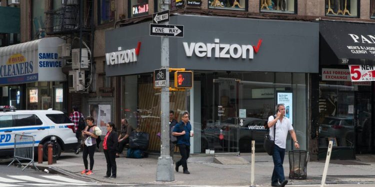 Verizon acquires 35-year-old wireless carrier as it shuts down