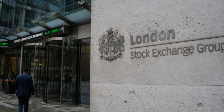 Here’s why BAE Systems, St. James Place, and IAG shares are rising as FTSE 100 stalls