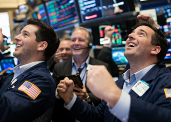 Dow rises 260 points as weak jobs data lifts US stocks